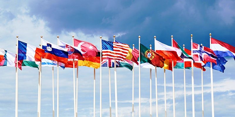 Global trade network connecting fruit suppliers from Latin America with international buyers across multiple countries.